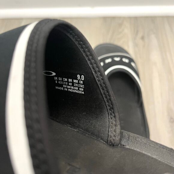 Oakley Sandals Women’s 9 Iconic Black and White Logo Slip-On Slide - Picture 4 of 5